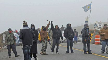 Manifestantes en una carretera de la zona donde se pretende construir el oleodcuto en Standing Rock, Dakota del Norte.