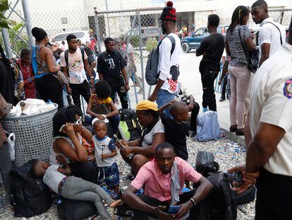 Ciudadanos haitianos esperan un vuelo a Nicaragua desde el aeropuerto de Puerto Príncipe (Haití), el 30 de octubre.