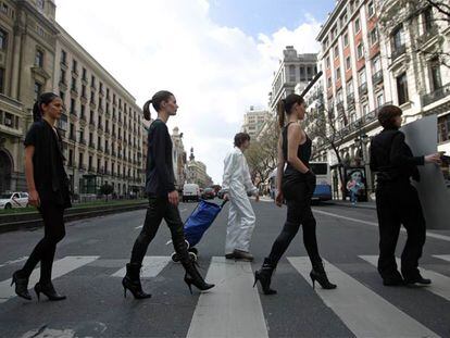 Desfile urbano de moda en la calle de Álcalá, con motivo del mes del diseño holandés en Madrid.