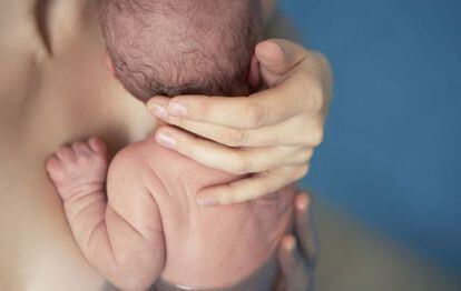 Un recién nacido en manos de su madre.