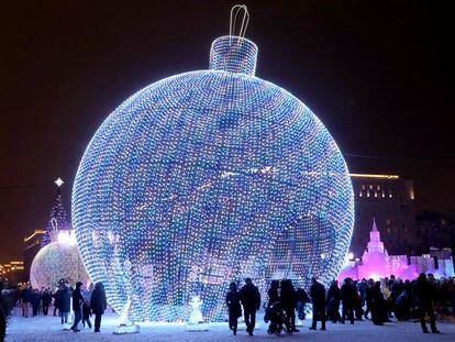 Las bolas gigantes son una decoración navideña habitual en las calles de Moscú. En la imagen, una de ellas en la colina Poklonnaya de la ciudad rusa.