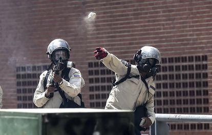 Un policía antidisturbios arroja una piedra contra manifestantes que protestan contra el gobierno del presidente Nicolás Maduro en Caracas el 8 de abril de 2017.