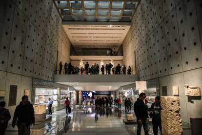 Interior del nuevo Museo de la Acrópolis, proyectado por Bernard Tschumi, en Atenas.