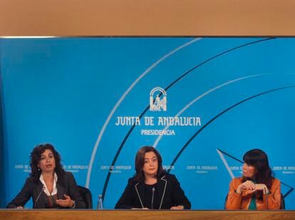 María Jesús Montero, Mar Moreno y Micaela Navarro, tras el Consejo de Gobierno.
