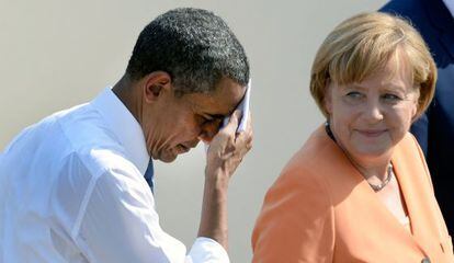 El presidente de EE UU y la canciller alemana tras el dircurso del primero en la Puerta de Brandeburgo.