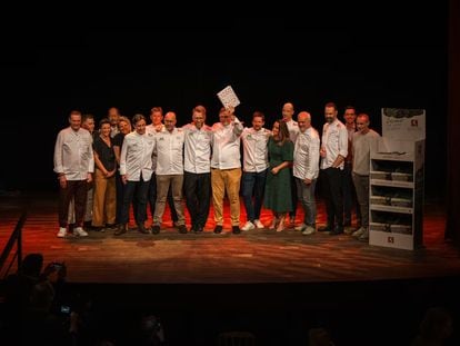 Algunos de los chefs, entre ellos Xavier Pellicer, Rodrigo de la Calle, Begoña Rodrigo y Ricard Camarena, que participan en el libro 'Radilicious', impulsado por Frank Fol, de We're Smart.