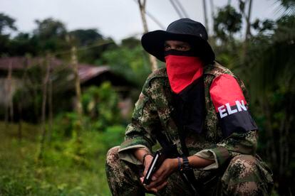 El comandante del ELN Uriel, fotografiado en 2017 durante una entrevista en el departamento del Chocó. Murió en 2020 durante un operativo militar.