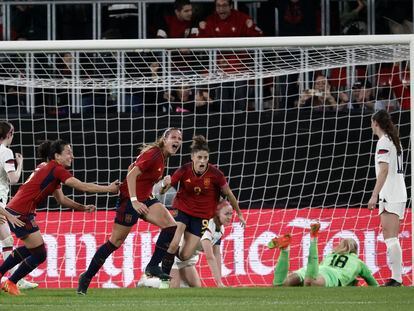 Laia Codina celebra el gol del 1-0 a Estados Unidos en el estadio de El Sadar.