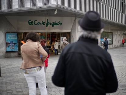 Varias personas hacen cola para entrar en El Corte Inglés en Pamplona.