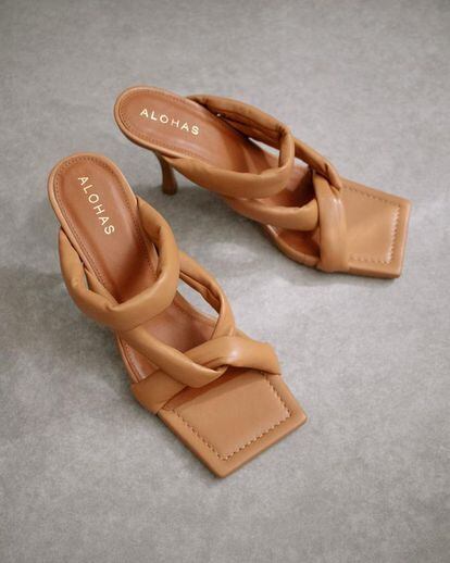 Si buscas una versión sofisticada de las sandalias acolchadas, te gustarán estas de Alohas, de punta cuadrada, con tacón y en un color camel que va con todo. Desde 119€