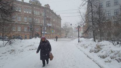 Una mujer camina por el centro de Nizhini Novgorod este jueves.