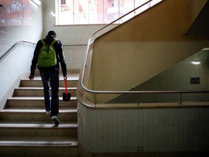 Un alumno sube las escaleras de la Facultad de Ciencias Químicas de Madrid.