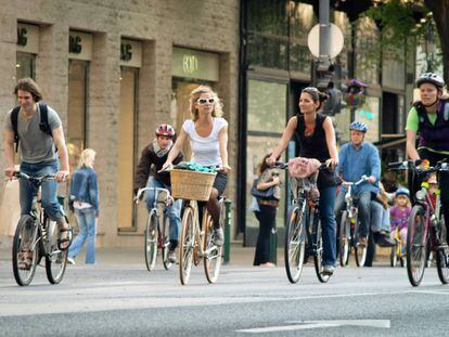 Ciclistas en su camino al trabajo.