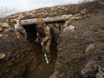 Un militar ucranio, en la línea de frente con Lugansk,  la provincia separatista reconocida por Rusia, este martes cerca de Troitske.