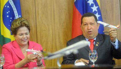 Rousseff y Chávez firman el contrato por el que Venezuela compra varios 'jets' a Brasil.