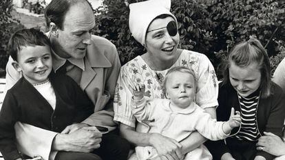 Retrato de familia: Roald Dahl junto a su esposa, la actriz Patricia Neal, y sus tres hijos, en Great Missenden (Inglaterra), en 1965