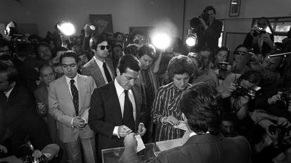 El presidente del Gobierno Adolfo Suárez vota en las primeras elecciones legislativas democráticas, el 15 de junio de 1977, en Madrid.