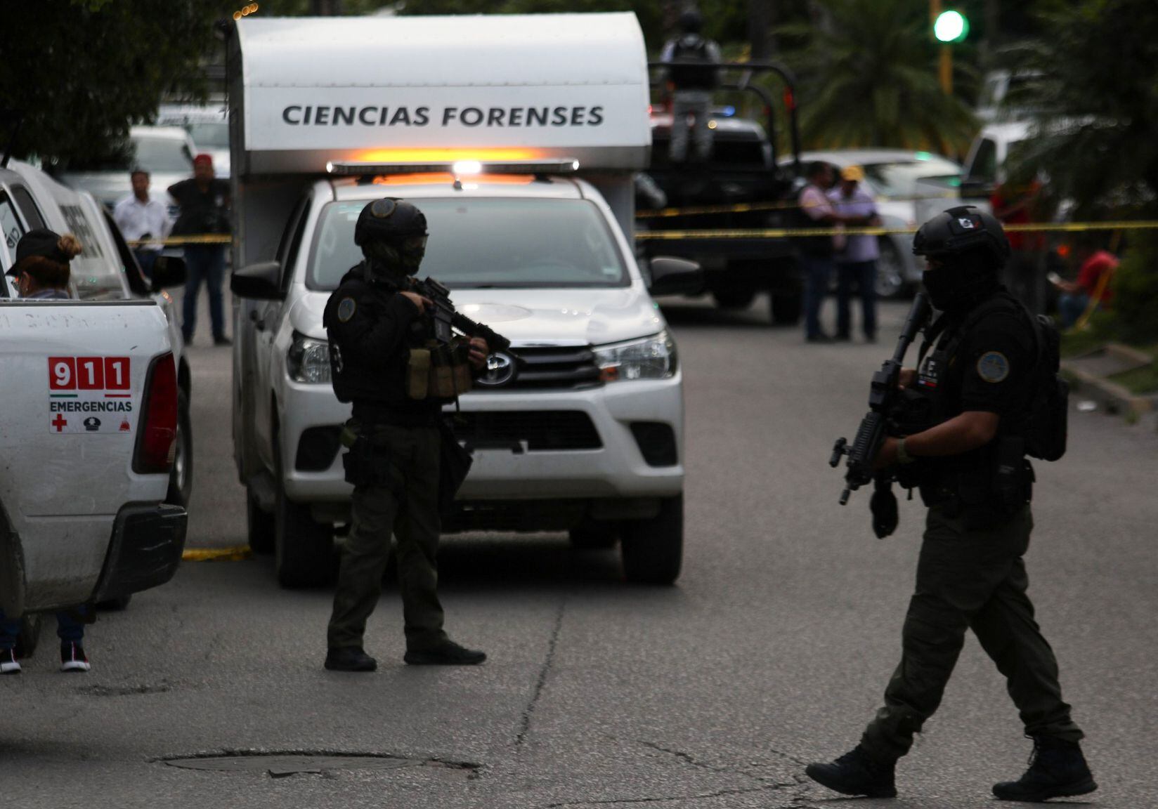Agentes de la Fiscalía General del Estado vigilan la zona donde fue asesinado Bruno Plácido, en Chilpancingo, el pasado 17 de octubre. 