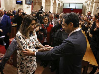 Susana Díaz felicita a su sucesor en la presidencia de la Junta, Juan Manuel Moreno Bonilla, el pasado 16 de enero.