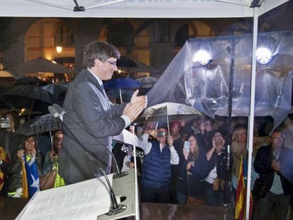 El presidente de la Generalidad de Cataluña Carles Puigdemont, durante un acto del PDeCAT en Gerona en favor del referendum del día 1-Octubre.