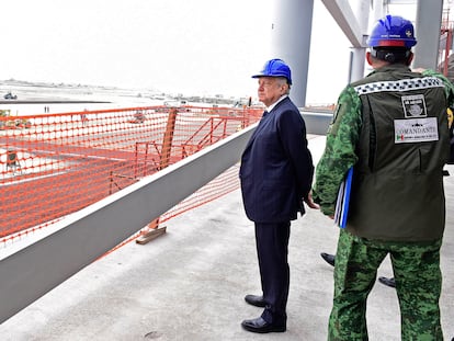 El presidente de México Andrés Manuel López Obrador, durante la supervisión de obra del Aeropuerto Internacional Felipe Ángeles en Santa Lucía en marzo de 2022.