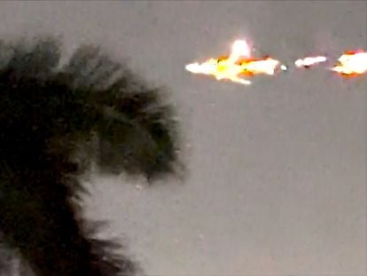 Video de un testigo muestra al avión en llamas antes de aterrizar en Miami, Florida, el 18 de enero 2024.