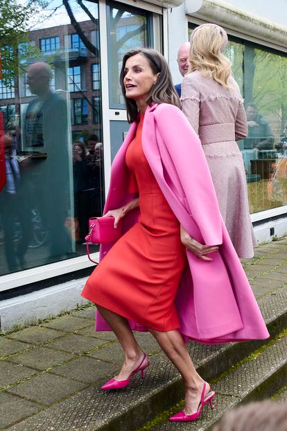 Queen Letizia, with a Carolina Herrera coat and dress. 
