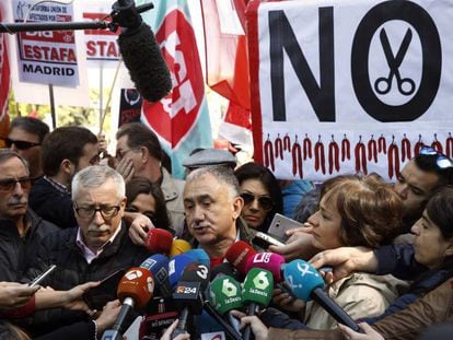El l&iacute;der de CC OO, Ignacio Fern&aacute;ndez Toxo (izquierda), y el de UGT, Pepe &Aacute;lvarez, en la manifestaci&oacute;n del 1 de mayo en Madrid. 