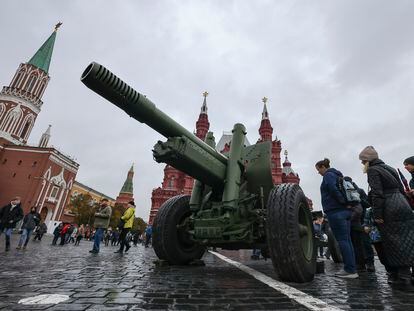Visitantes de una exposición de armamento soviético en Moscú durante la celebración del Día de la Unidad Popular, el 6 de noviembre.
