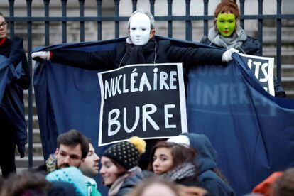 Un activista medioambiental muestra una pancarta contra el proyecto de almacenar desechos radiactivos en un sitio de Bure durante una protesta en apoyo del acuerdo climático de París como parte de One Planet Summit en París, (Francia).