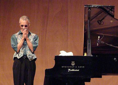 Keith Jarrett agradece la ovación de los espectadores en un concierto a piano solo en Venecia en julio de 2006.