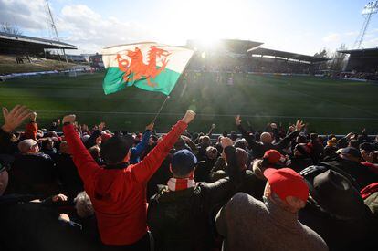 Celebración del primer gol del Wrexham ante el Maidenhead United en su estadio, Racecourse Ground. La ciudad se encuentra al norte de Gales.