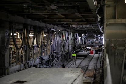 Interior de la tuneladora de la L9 del metro de Barcelona, una máquina que mide 120 metros de largo y pesa 2.300 toneladas, con los raíles de las vagonetas que transportan personal y material desde un pozo con salida al exterior.