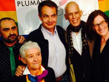 Zapatero tras recibir el premio. La foto la ha colgado Pedro Zerolo (segundo por la derecha) en su cuenta de Twitter.