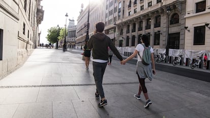 Una pareja pasea cogida de la mano por las calles de Madrid, en el segundo día tras el confinamiento el pasado 3 de mayo.