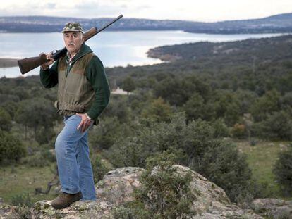 Un vecino de Manzanares el Real (Madrid), posa con su escopeta en el coto de caza &quot; El Chaparral&quot;. 