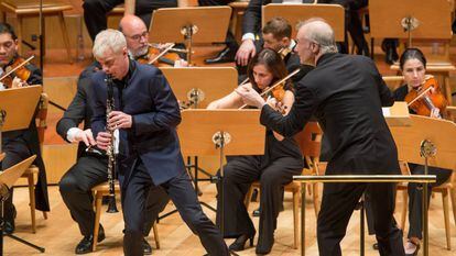 El clarinetista Martin Fröst (de pie) y el director Gianandrea Noseda (de espaldas) junto a algunos integrantes de la Orquesta de Cadaqués durante su concierto, este martes en Zaragoza.