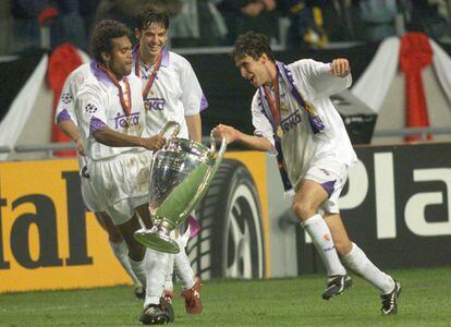 El Real Madrid levantó su séptima copa de Europa, tras 32 años sin ganarla, frente a la Juventus de Turín por 1 a 0. En la imagen, Christian Karembeu, Fernando Morientes y Raúl corren con el trofeo, el 20 de mayo de 1998 en el Amsterdam Arena.