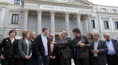Joan Ridao (ERC, centro), flanqueado por los portavoces de Bildu, Oskar Matute (izquierda) y Pello Urizar, en la puerta del Congreso.