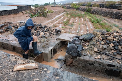 Lo delicado de la situación llevó a la Aemet a elevar el nivel de riesgo durante el domingo hasta el aviso rojo, la alerta máxima, en Gran Canaria, La Palma y El Hierro, mientras que es naranja, el segundo nivel de la escala, en La Gomera y Tenerife, y amarillo, el nivel más bajo, en Lanzarote y Fuerteventura. En la foto, zona afectada por el agua en el barrio Guisguey, en el término municipal de Puerto del Rosario en Fuerteventura.