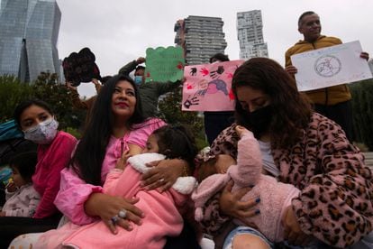 Un grupo de mujeres amamantan a sus hijos durante un festival de lactancia para abordar el estigma social de amamantar en público, en Ciudad de México, 7 de agosto de 2022. 
