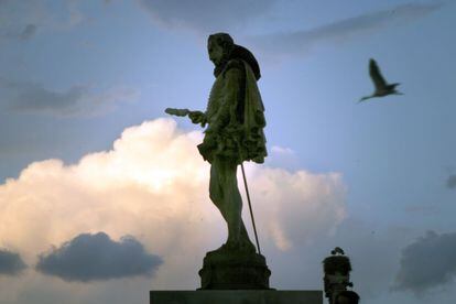 Estatua del escritor en la plaza de Cervantes de Alcalá de Henares.