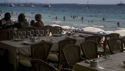 Comer en los chiringuitos &mdash;el de la imagen es uno del parque natural de Ses Salines en Ibiza&mdash; es un cl&aacute;sico en verano.