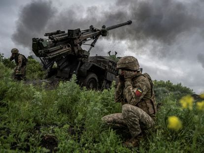 Militares ucranios atacan posiciones rusas cerca de la ciudad de Avdiivka, en Donetsk, el 31 de mayo.