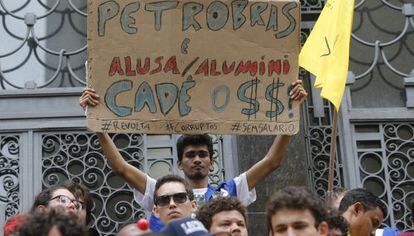 Trabajadores protestan por el esc&aacute;ndalo de corrupci&oacute;n en Petrobras. 