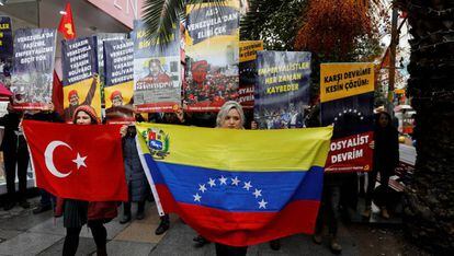 Simpatizantes del Partido Comunista de Turquía (TKP) se manifiestan este sábado en Estambul en defensa de Maduro.