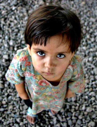 Una niña refugiada afgana espera junto a su familia a ser repatriada a su país en el centro de registro de la Agencia de la ONU para los Refugiados (ACNUR) en Chamkani, a las afueras de Peshawar, Pakistán. Coincidiendo con la celebración hoy del Día Mundial del Refugiado, ACNUR ha presentado un informe que revela que el 80 por ciento de los 43,7 millones de personas desplazadas en todo el mundo son acogidos por países en vías de desarrollo (como Pakistán, Irán o Siria), y menos del 2 por ciento por estados europeos.