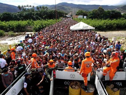 Miles de venezolanos esperan para cruzar la frontera hacia Colombia. GEORGE CASTELLANO AFP