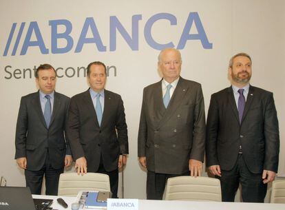 El presidente de Abanca, Javier Etcheverr&iacute;a (segundo a la derecha), el vicepresidente  Juan Carlos Escotet (segundo a la izquierda), el consejero delegado, Francisco Botas (izquierda), y el director general financiero, Alberto de Francisco (derecha)