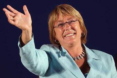 Michelle Bachelet saluda a sus partidarios durante el mitin de fin de campaña el jueves en Santiago.
